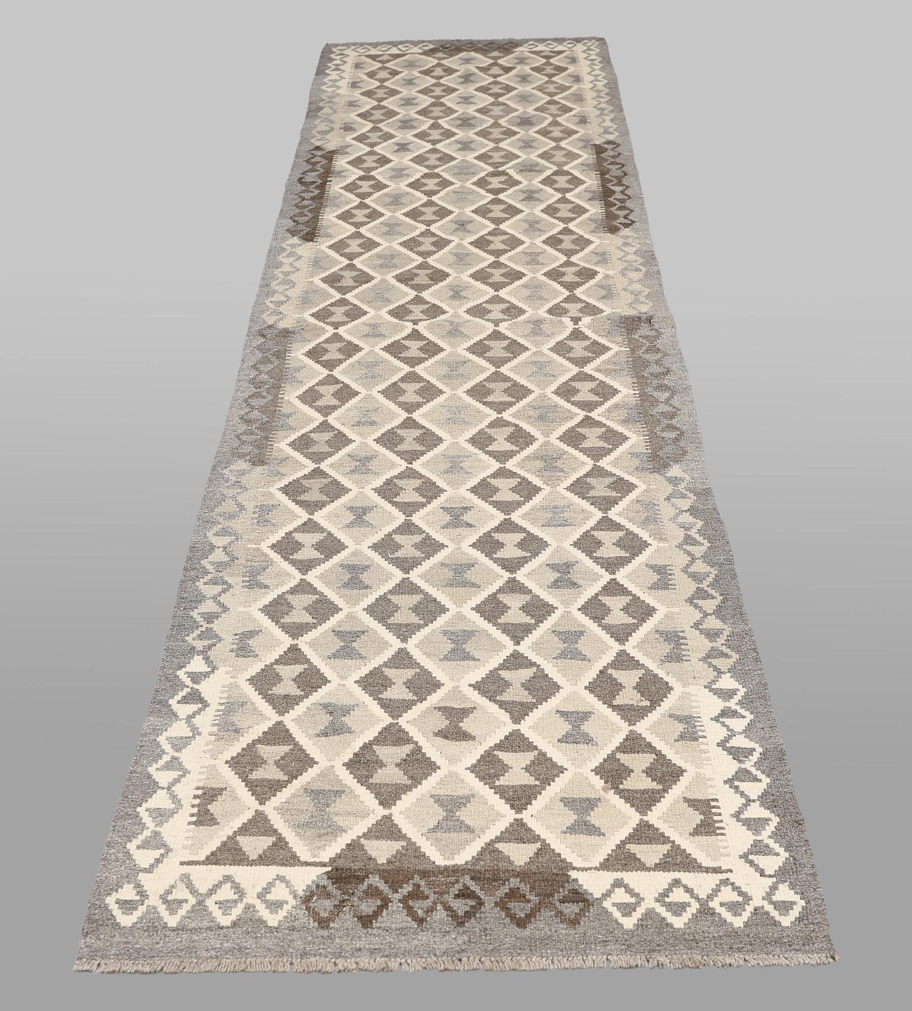 A Kilim runner carpet. 393 x 89 cm.