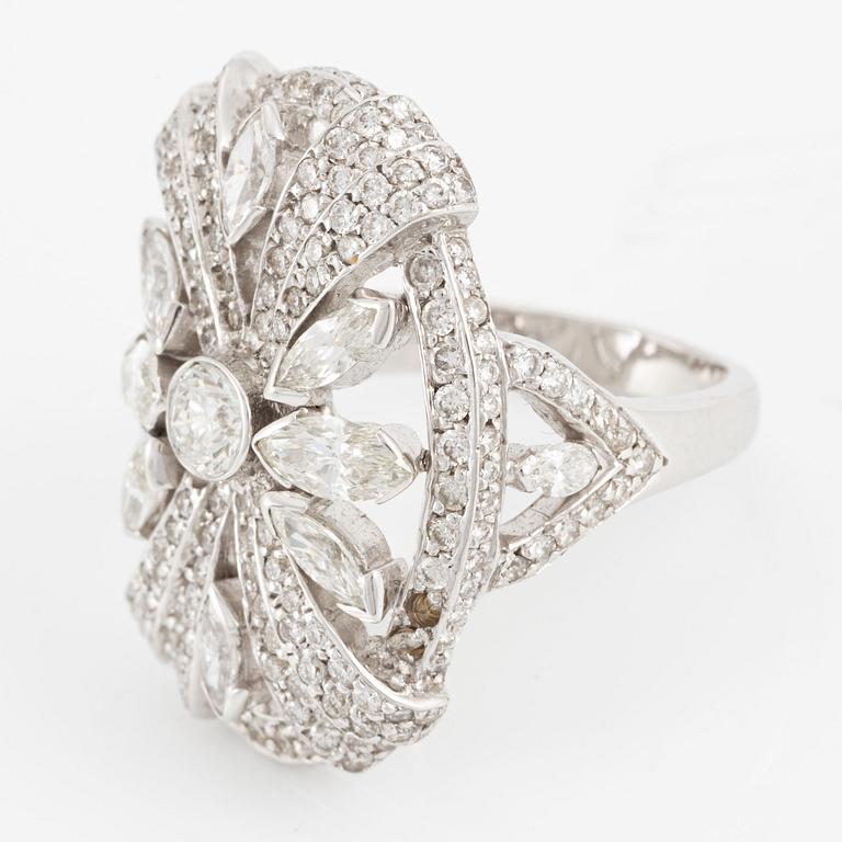 Ring, 18K white gold set with navette and brilliant-cut diamonds.