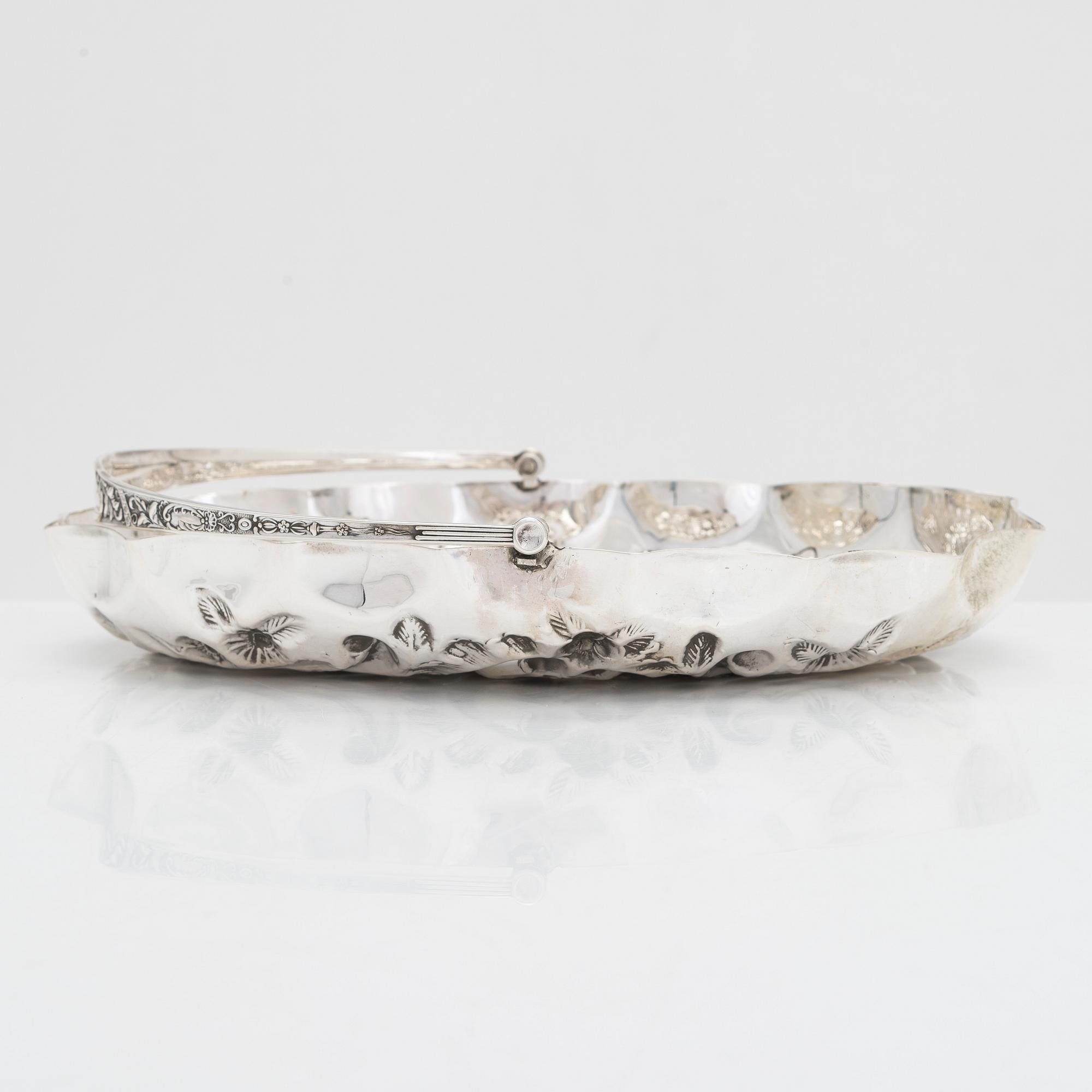 A sterling silver sweetmeat basket, W. G. Keight & Co, Birmingham 1901,