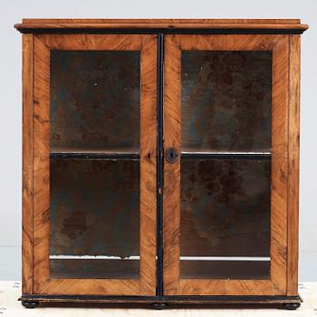 DOCKSKÅP, nyrenässans, 1800-talets slut.