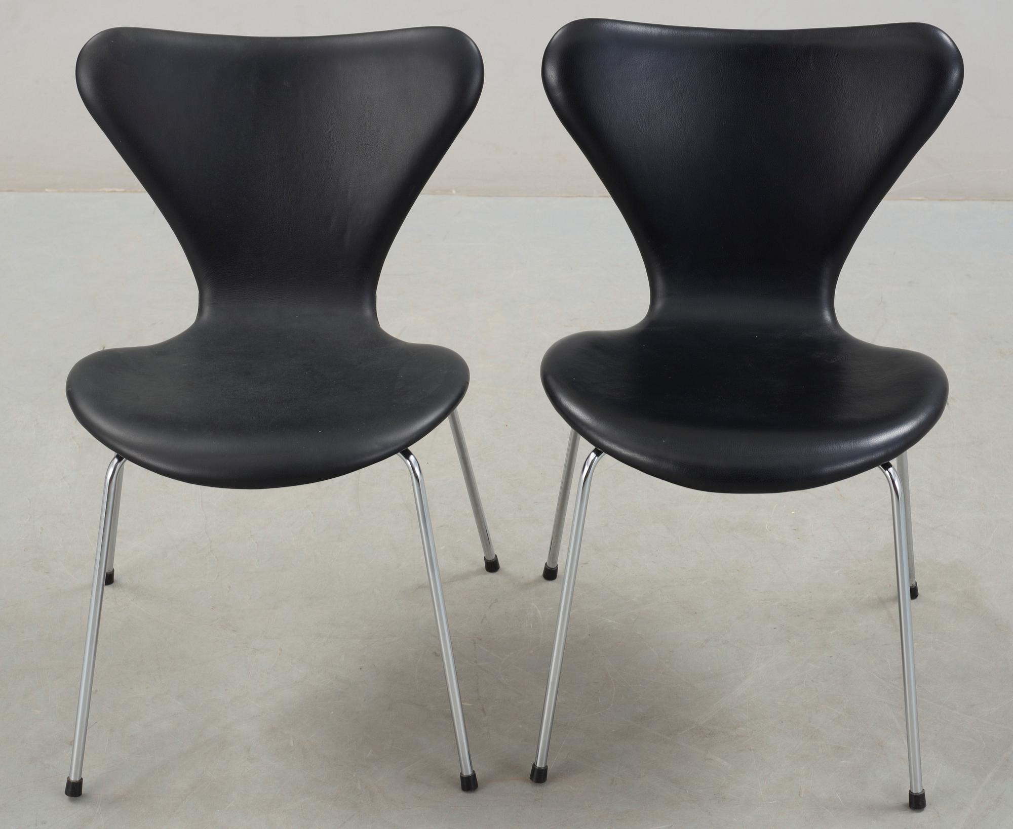 STOLAR, ett par, "Sjuan", Arne Jacobsen, Fritz Hansen, formgiven 1955.