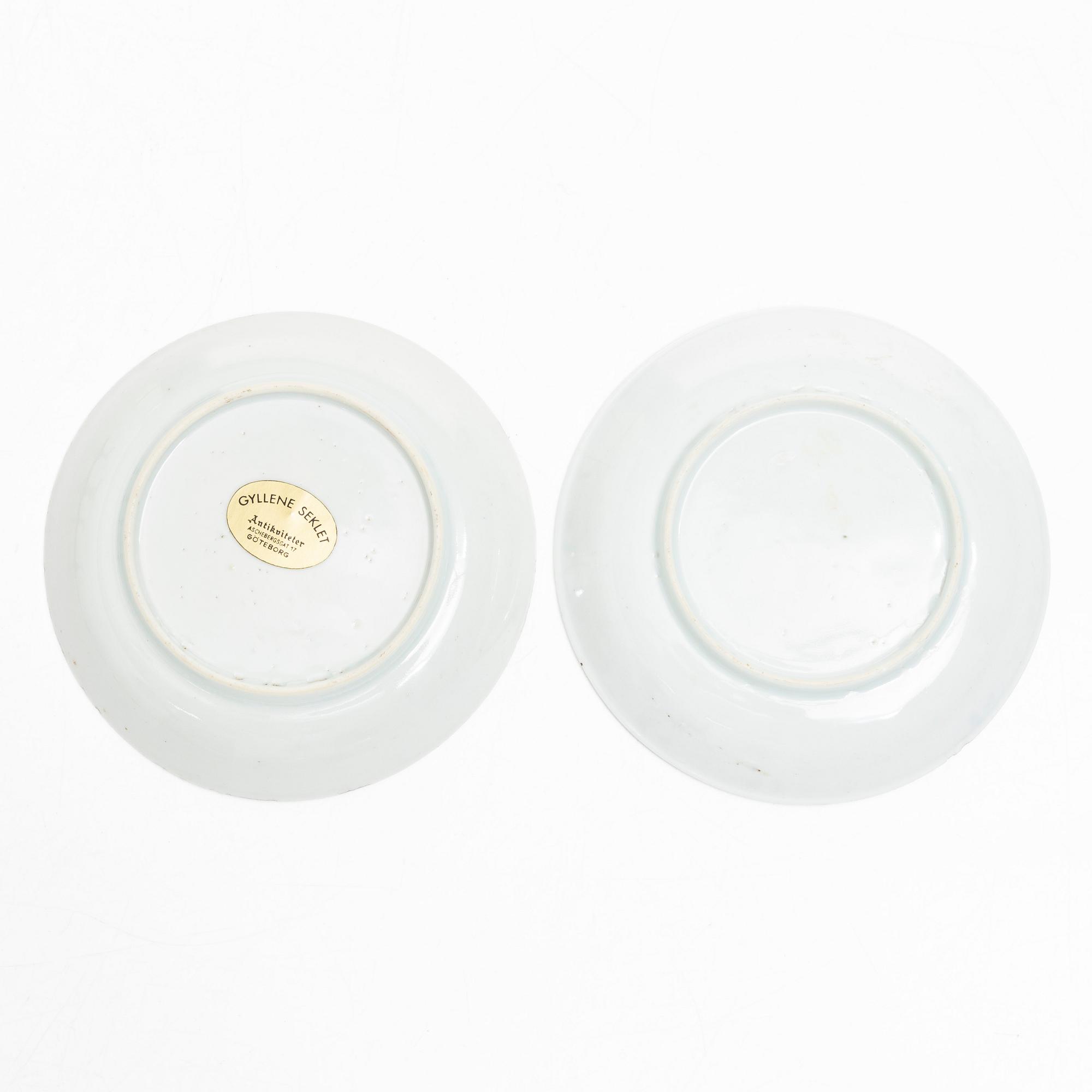 Koppar med fat, 2 st, med träställ, porslin, Kina, Qianlong (1736-95).