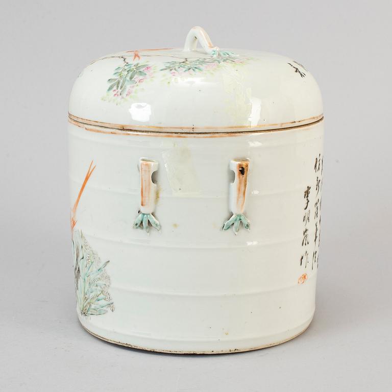 A Chinese bowl with cover, early 20th century.