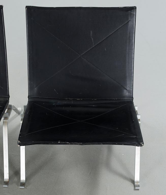 A pair of "PK22" chairs, designed by Poul Kjaerholm, made by Fritz Hansen in 1989.