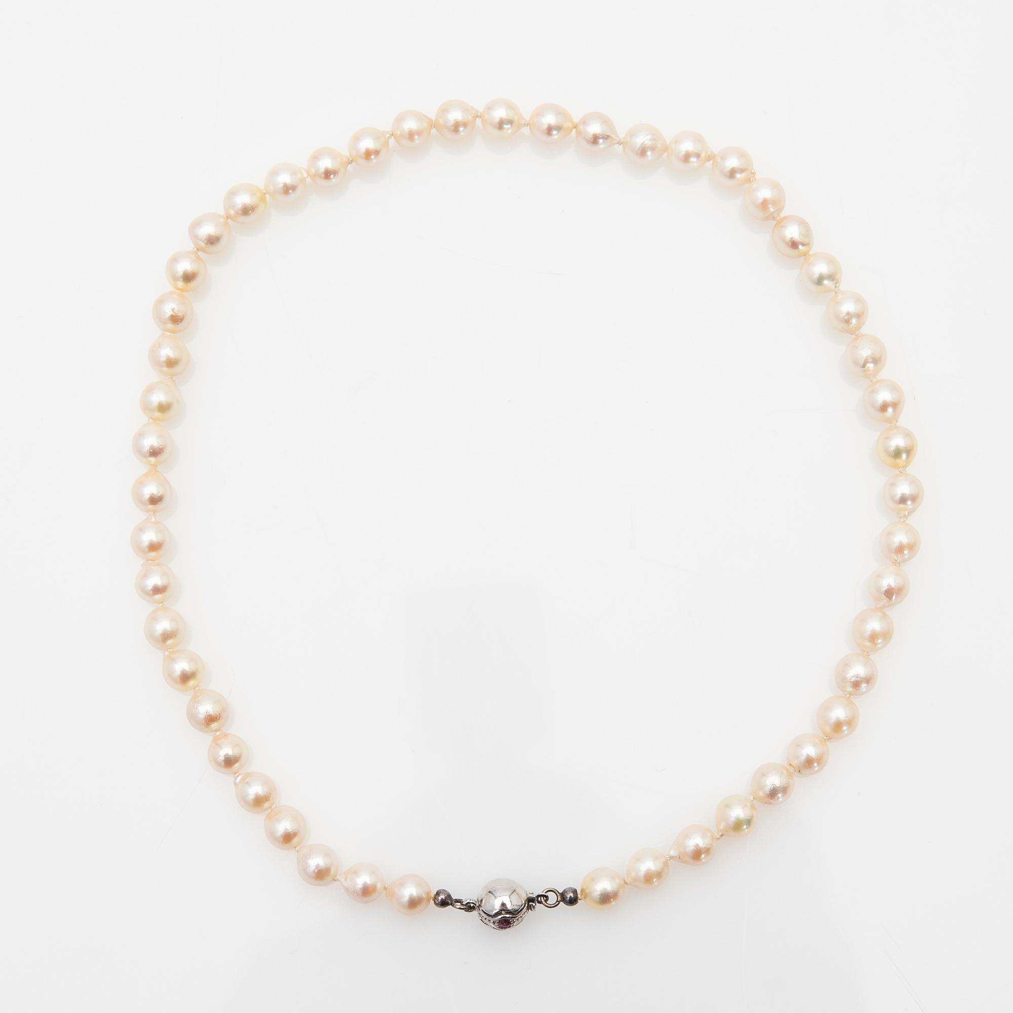Pearl necklace, clasp in silver with stones.