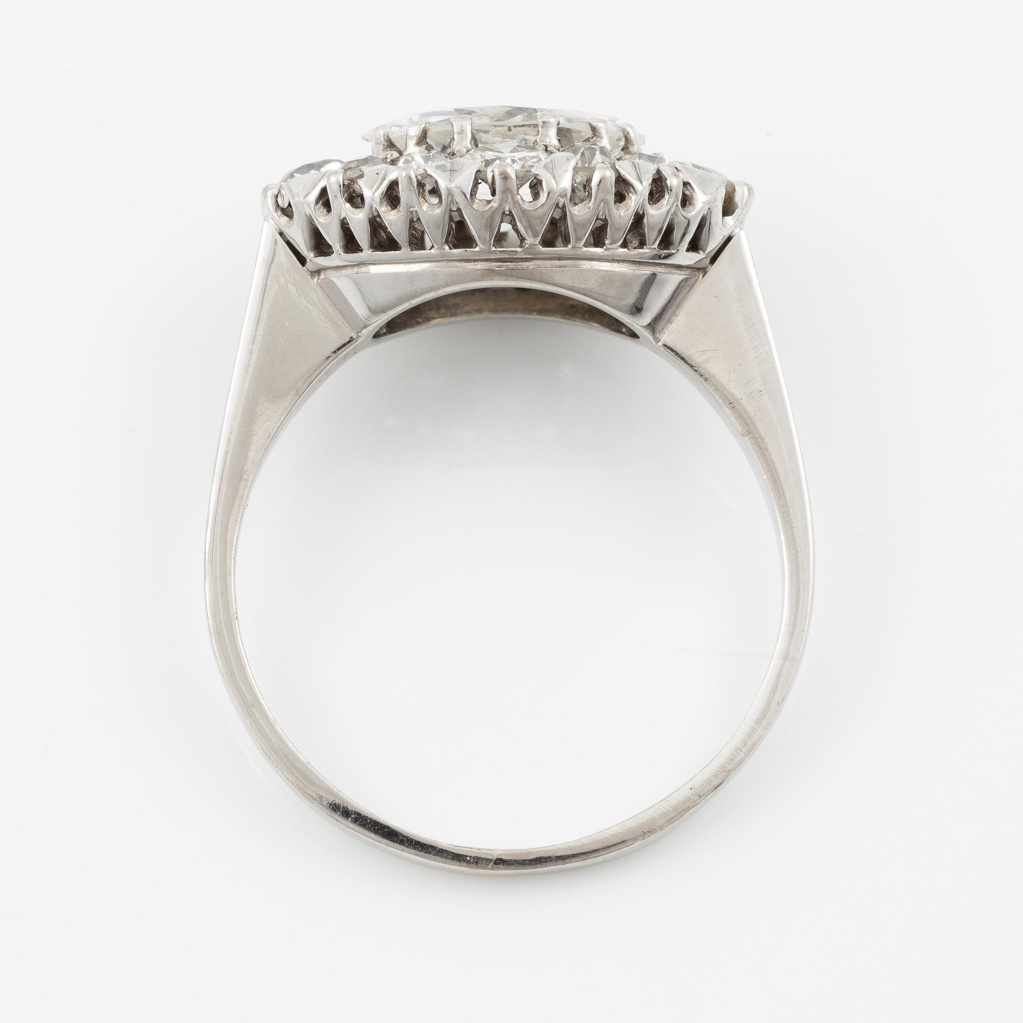 Ring in 18K white gold set with a marquise-cut diamond and old-cut diamonds.