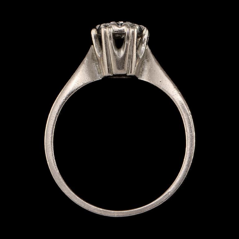 RING, 18k vitguld med 7 briljantslipade diamanter, tot 0.13 ct, Ceson Guldvaru AB, Göteborg, 1980. Vikt 3 g.