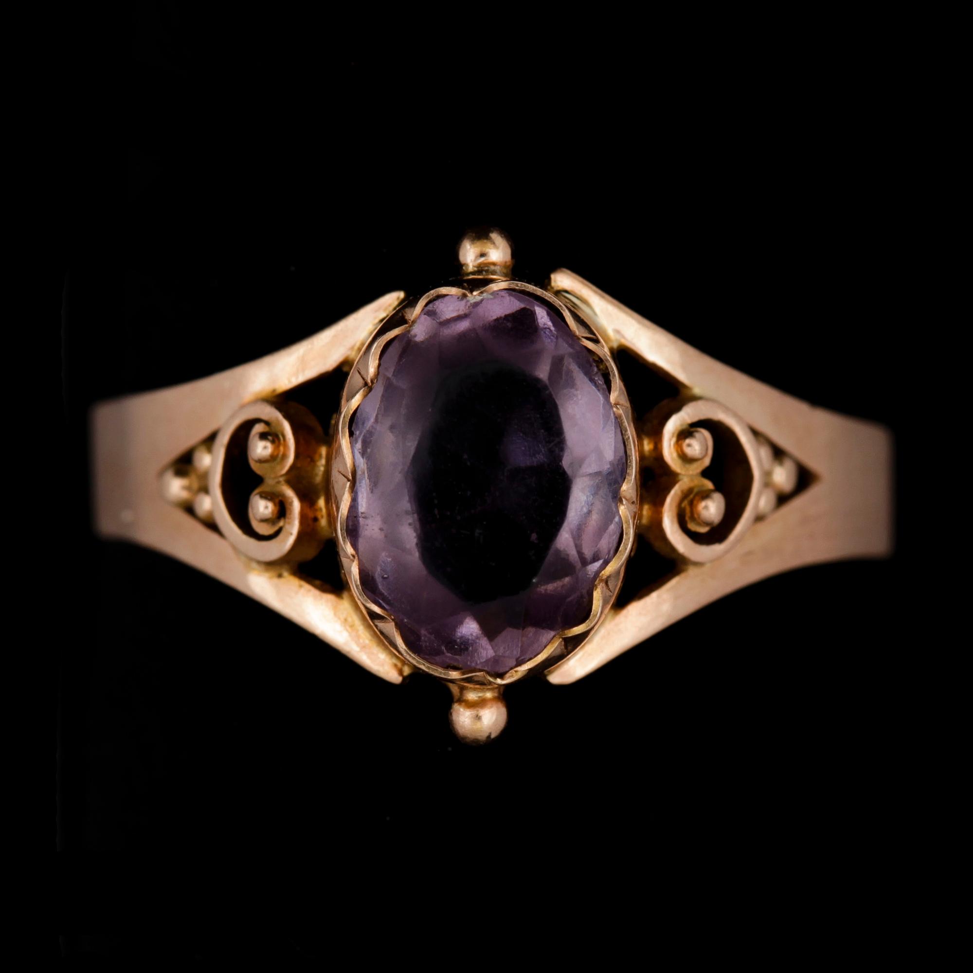 BROSCH OCH RING, 18k guld resp 14k guld med ametist resp lila sten. Brosch från 1806 (Z2). Tot vikt 3,4g.