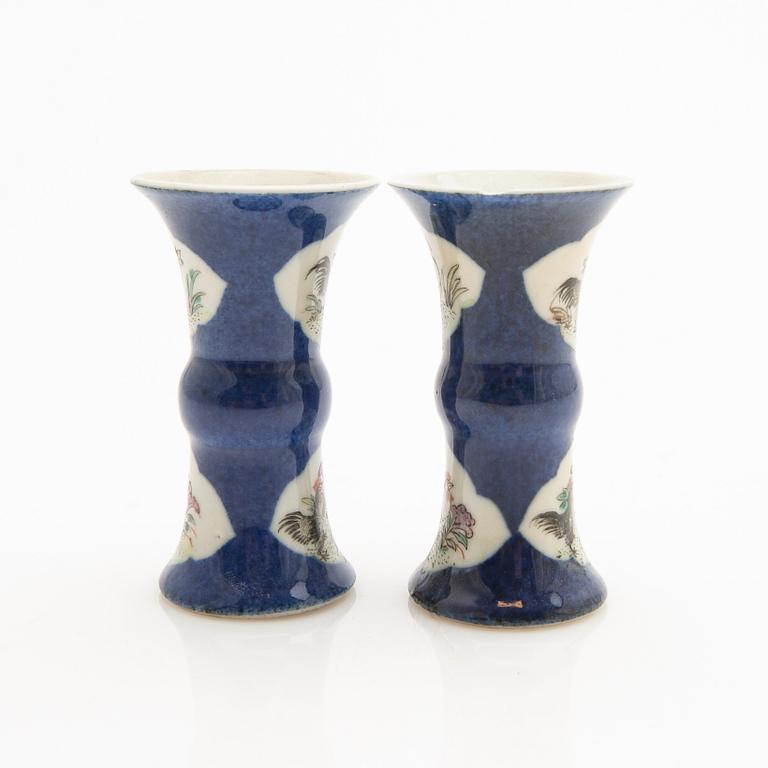 A lot comprising 3 pieces of porcelain, China, Qing dynasty, late 19th/20th century.