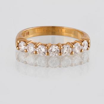 RING, 18K guld med briljantslipade diamanter 0.84 ct, Hugo Strömdahl, Stockholm, 1989. Vikt 3,6 gram.