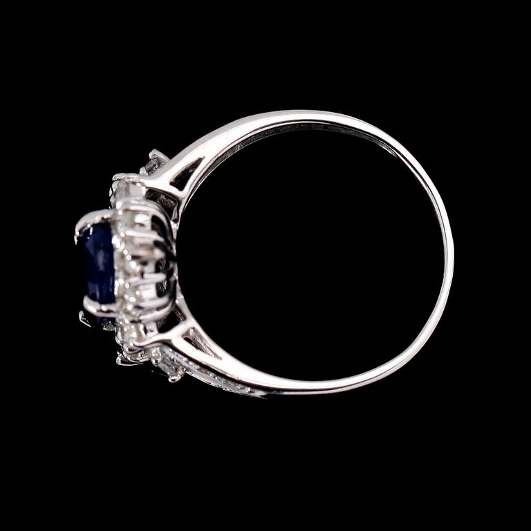 RING, 14 k vitguld, safir, briljantslipade diamanter.