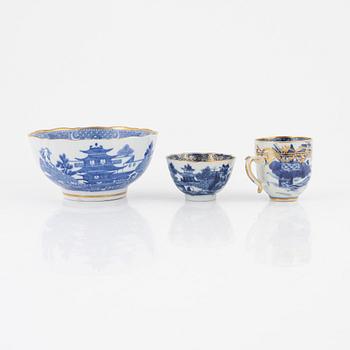 Two Chinese blue and white cups with saucers, a bowl and a dish, Qing dynasty, Jiaqing (1796-1820).