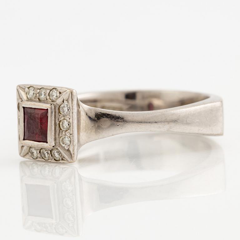 Ring, 18k white gold with a carré-cut ruby and brilliant-cut diamonds.