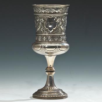 BÄGARE PÅ FOT, sterling silver, London 1871. Vikt 340 g.
