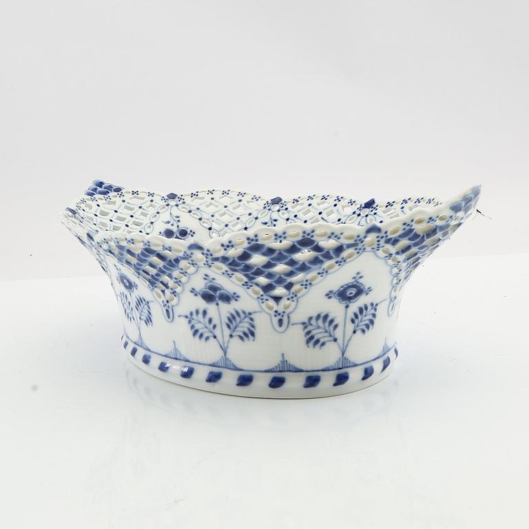 Bowl with saucer "Musselmalet helblonde" Royal Copenhagen Denmark porcelain.