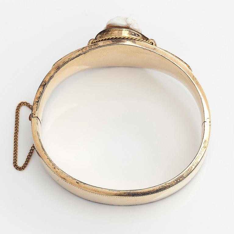 An 8K gold bracele with a cameo.