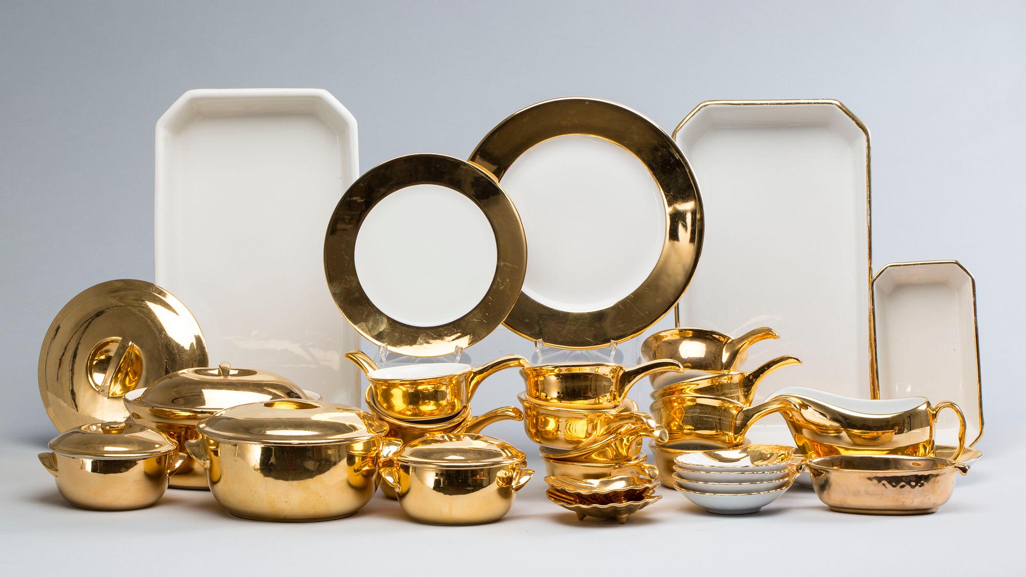 SERVISDELAR, 70 st, porslin, 1900-talets andra hälft. Bl.a. Porcelaine de Paris och Royal Worcester.