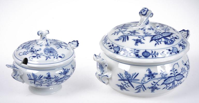 MATSERVIS, 87 delar, porslin, Meissen, lökmönstrad.