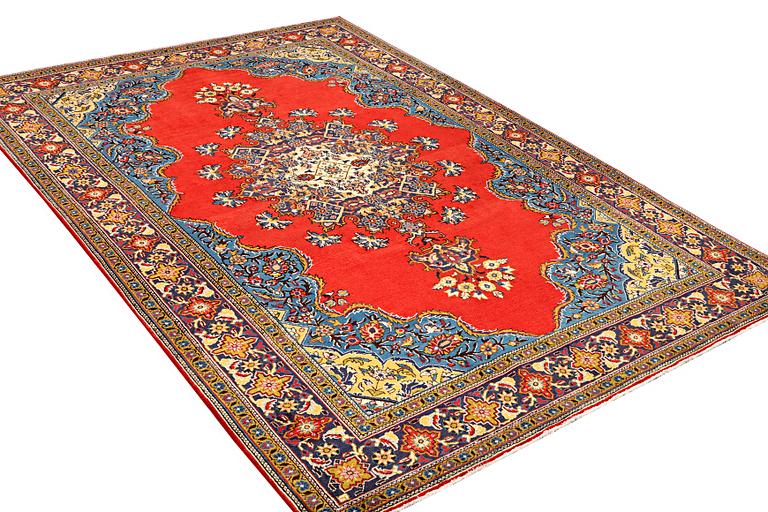 A Sarouk carpet, a. 323 x 217 cm.