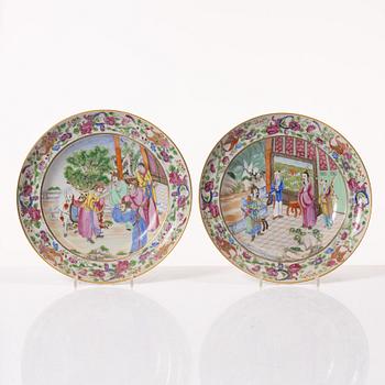 Tallrikar, ett par, porslin. Qingdynastin, Kanton, 1800-tal.