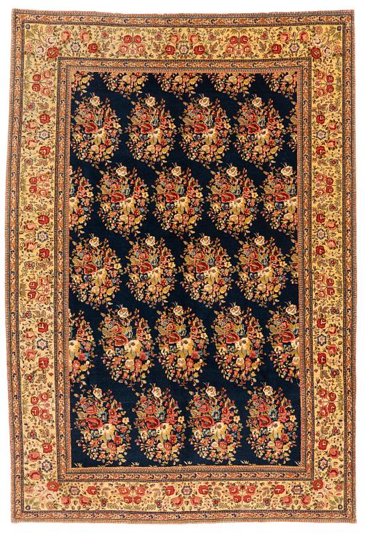 A semi-antique Tabriz carpet, ca 294 x 200 cm.