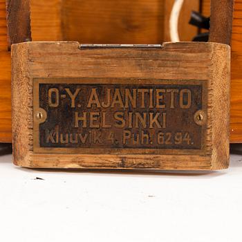 VÄGGKKLOCKA, märkt Г.Мозерь (G.Mozer), 1900-talets första hälft.