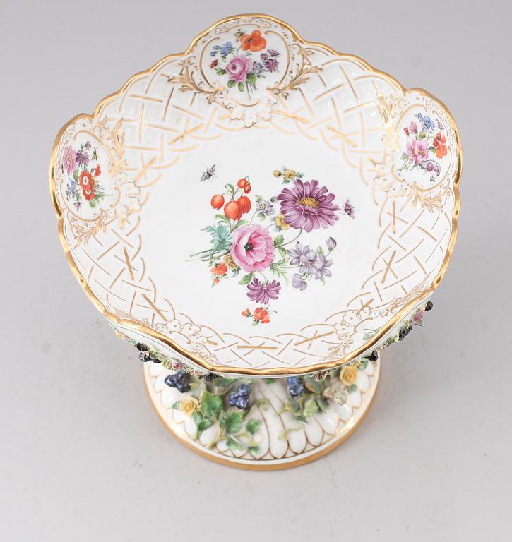 SKÅL PÅ FOT, porslin, Meissen, 1900-talets första hälft.