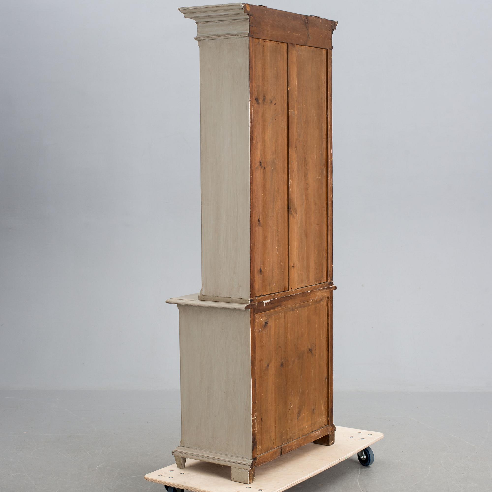 VITRINSKÅP, omkring 1900.