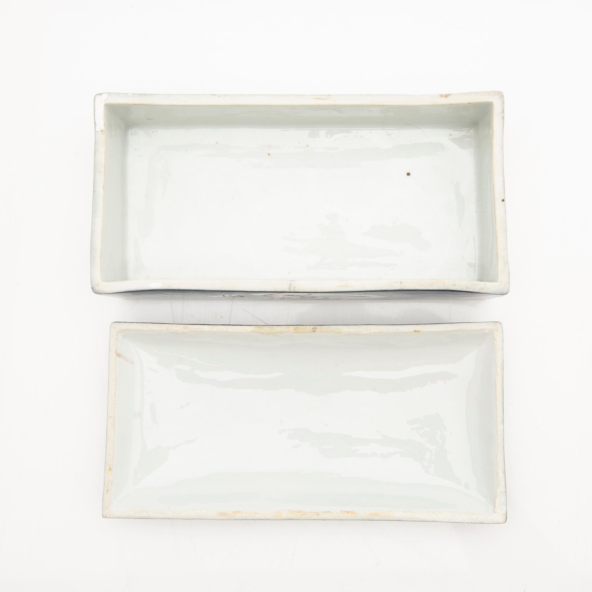 A lot comprising 3 pieces of porcelain, China, Qing dynasty, late 19th/20th century.