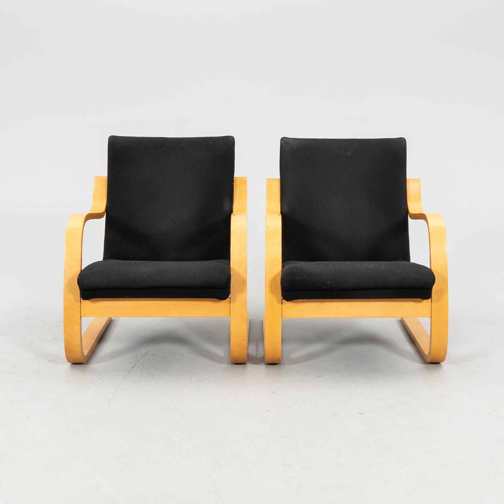 Alvar Aalto, fåtöljer ett par modell 402 Artek Finland 1900-talets andra hälft.