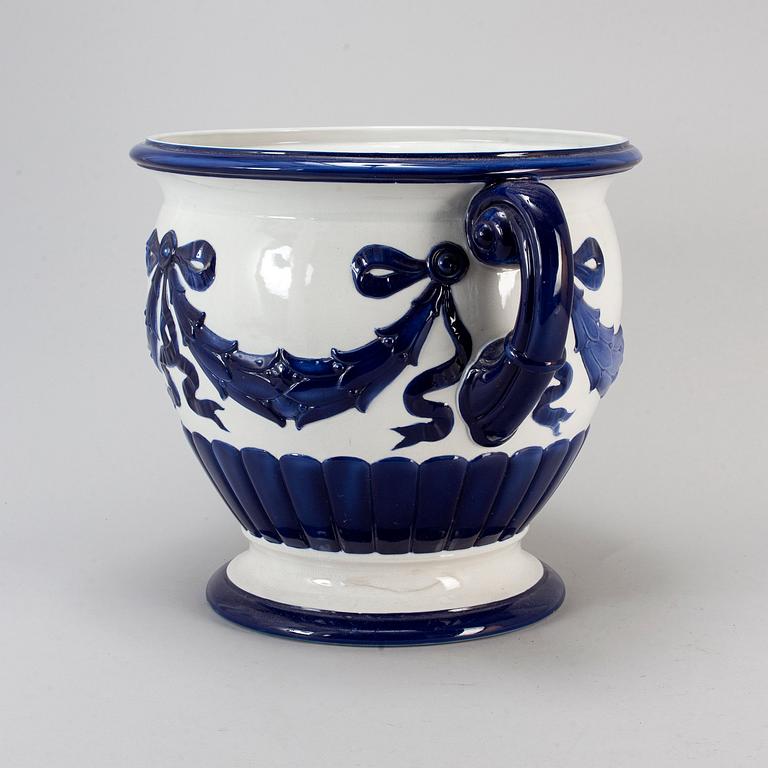 A creamware flowerpot, Göteborgs porslinsfabrik, 1910-20s.