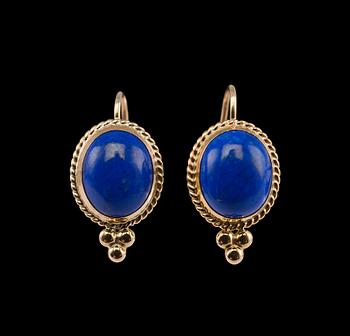 559. KORVAKORUT, lapis lazuli 6.15 ct. 14K kultaa. Paino 2,7 g.
