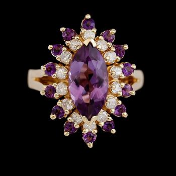 RING, 14 k guld, ametist och briljantslipade diamanter. Vikt ca 6 g.