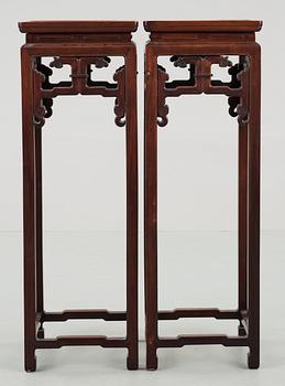 PIDESTALER, två stycken, hardwood. Troligen sen Qing dynasti.