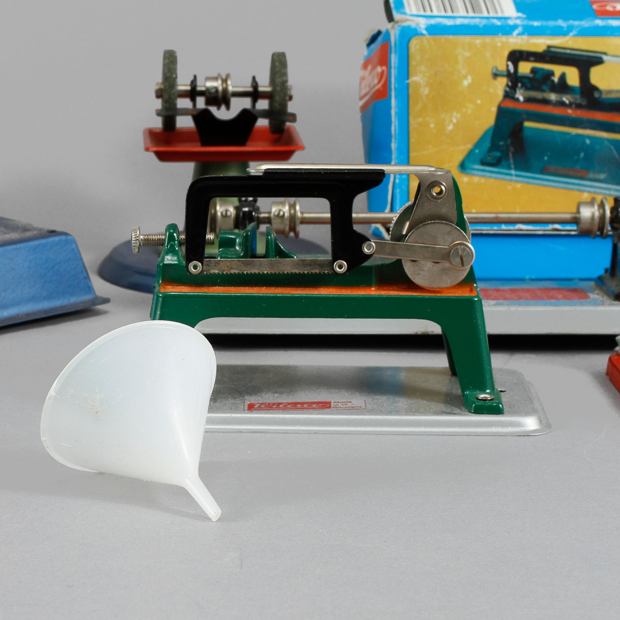 LEKSAKER, 8 delar, Wilesco och Mamod, 1900-talets tredje kvartal.