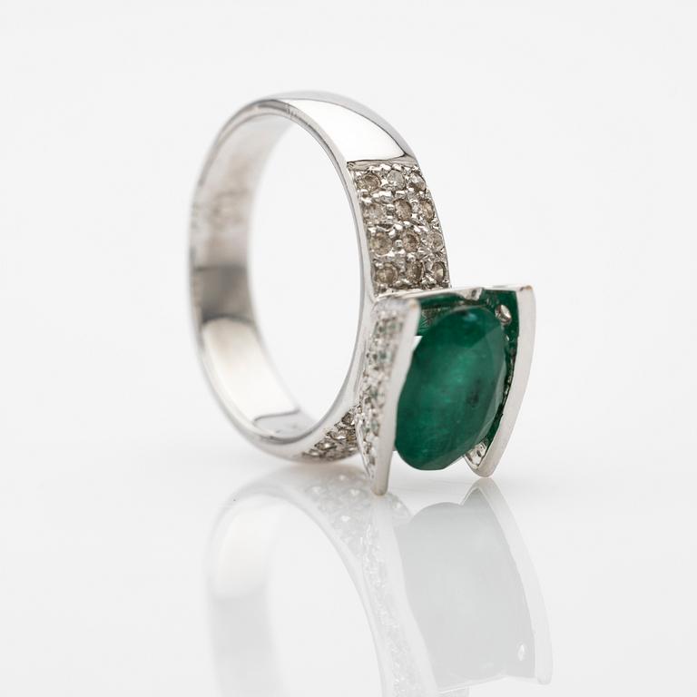 Ring, 18k gold with emerald and diamonds.