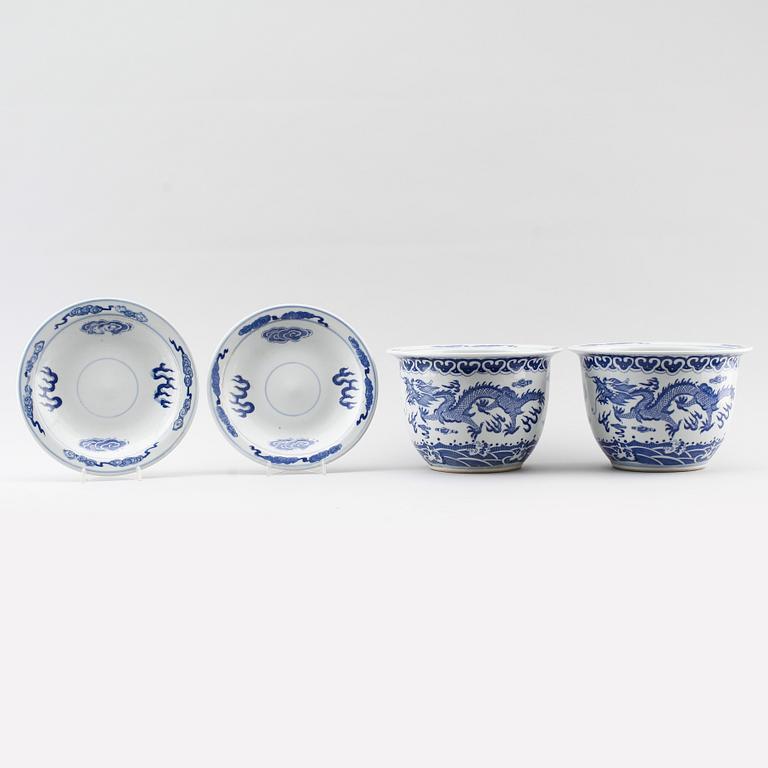 YTTERFODER MED FAT, 1 par, porslin, Kina, 1900-tal.