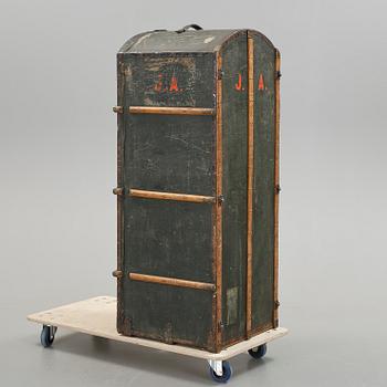 KOFFERT / RESEGARDEROB, Eduard Ackermann, Berlin, 1900-talets första hälft.