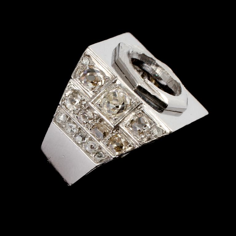 RING, 18k vitguld med rosenslipade och äldre briljantslipade diamanter. Vikt 12 g.