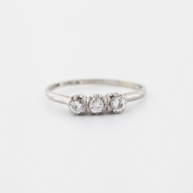 RING, med briljantslipade diamanter 0.50 ct, CG Hallberg, Stockholm.