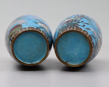 VASER, 1 par, emaljarbeten, Kina/Japan, 1900-talets första hälft.