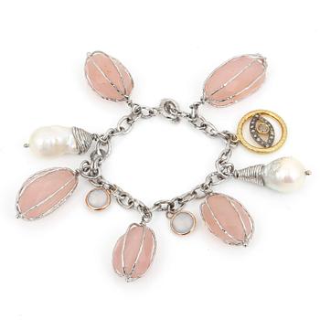 ARMBAND, silver med sötvattenspärlor, rosa kvarts, rosen och åttkantslipade diamanter. Total vikt ca 49,18 g.