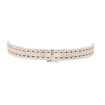 An 18K white gold bracelet.