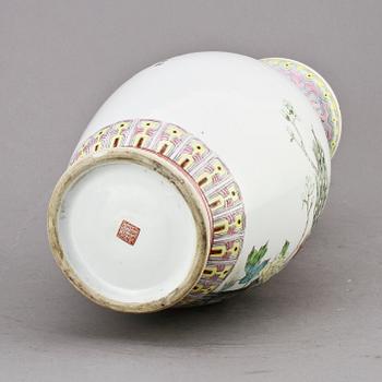 VAS, porslin, Kina, 1900-tal.