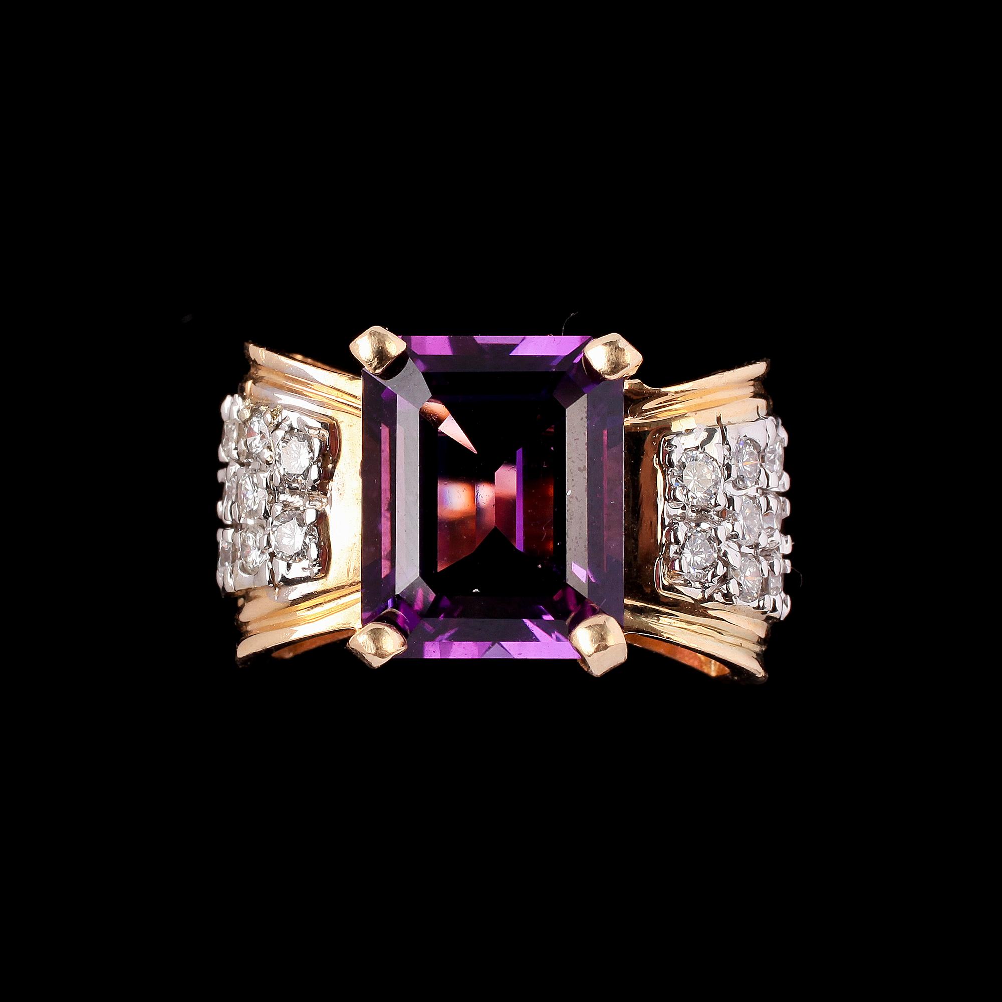 RING, 14k guld med ametist samt 16 briljantslipade diamanter. Vikt 10 g.