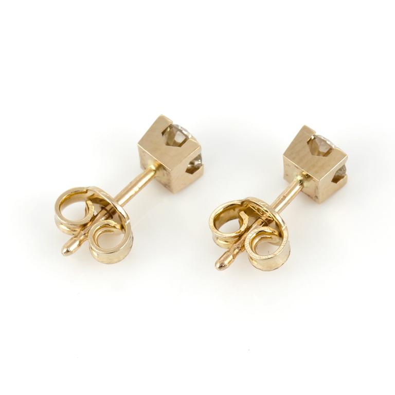 ÖRHÄNGEN, ett par, 18K guld med briljantslipade diamanter, tot ca 0,65 ct. Vikt 1,71 g.