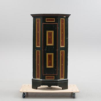 A corner cabinet from the first half of the 19th century.