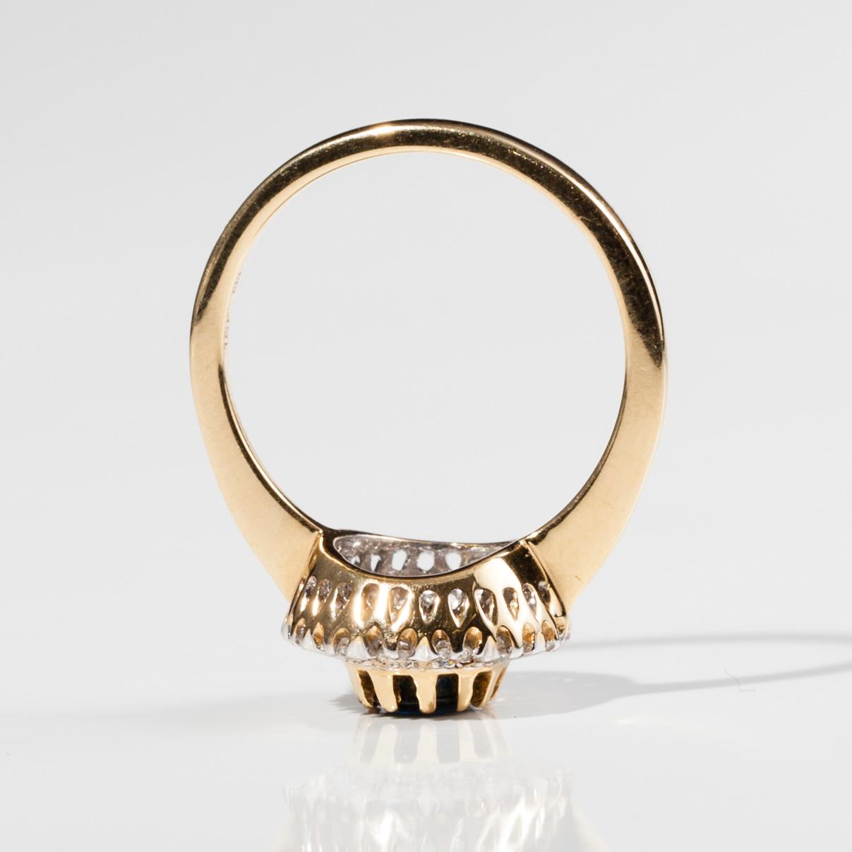 RING, 18K guld, safir, 14 briljantslipade diamanter ca 0,50 ct. Vikt 5,7 g.