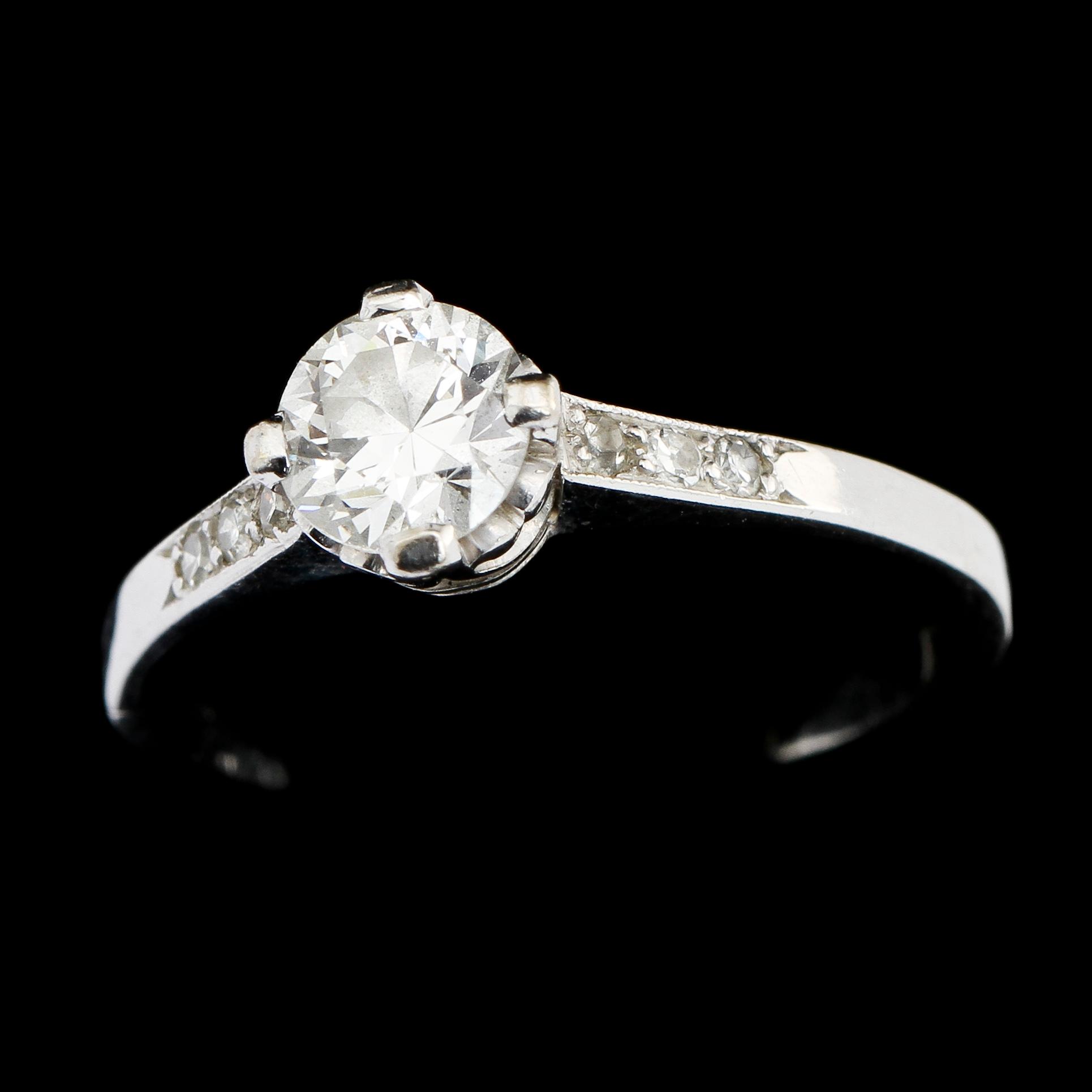 RING, 18k vitguld med briljantslipad diamant ca 0.6 ct samt 6 små åttkantslipade diamanter. Vikt 2 g.