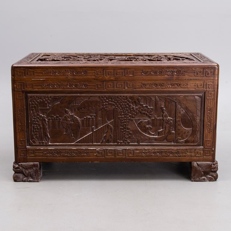 KAMFERKISTA, Kina 1900-talets början.